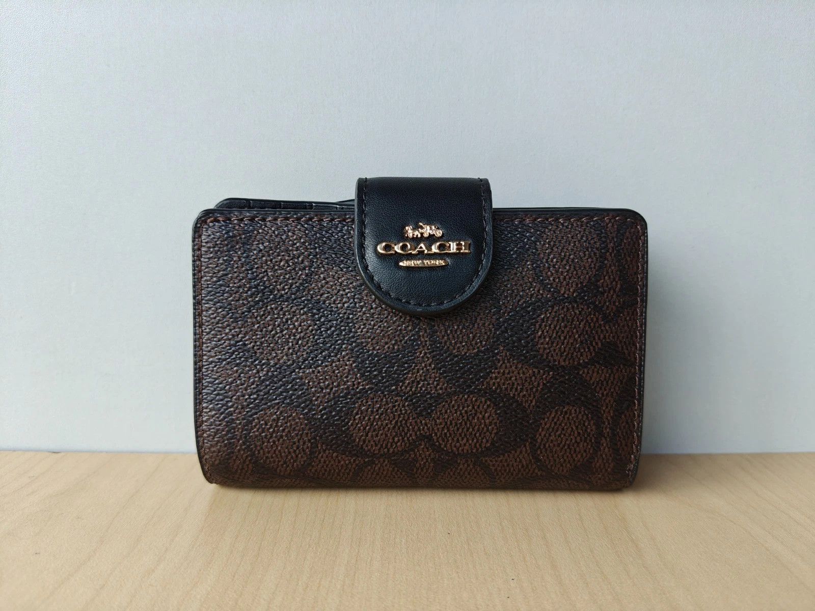 Coach Coach Medium Corner Zip Wallet In Signature T/1012 Size ONE SIZE - 1 Thumbnail