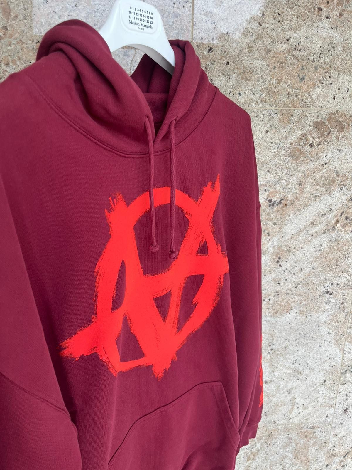 Vetements Anarchy Gothic Logo Hoodie in Bordeaux Size US L / EU 52-54 / 3 - 5 Thumbnail