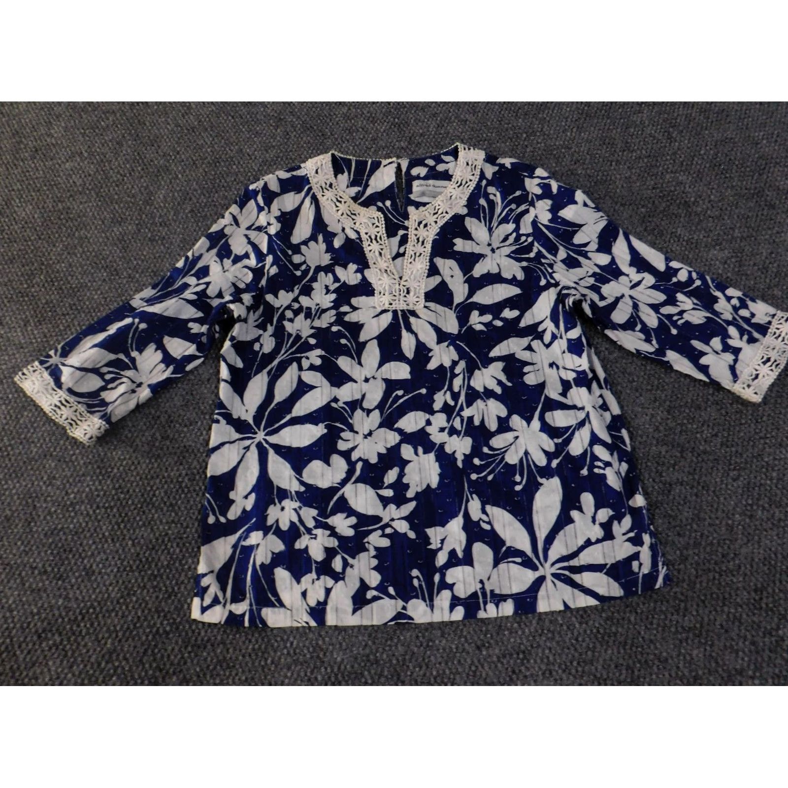 Vintage Alfred Dunner Blouse Womens 12P Petites Blue Floral Lace Trim V-Neck Knit Cotton 3/4 Sleeve Size XL / US 12-14 / IT 48-50 - 3 Thumbnail