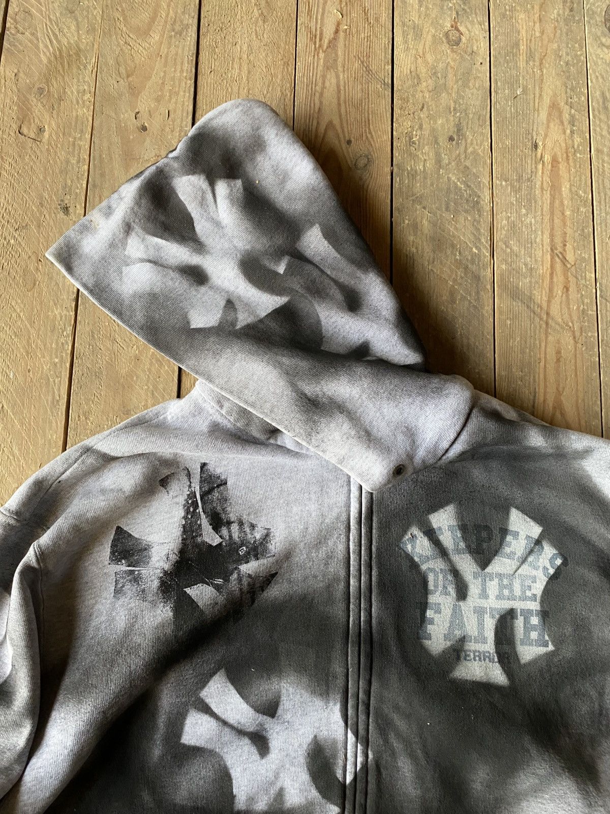 Vintage VINTAGE NY Yankees ALL OVER LOGO ZIP UP HOODIE Size US XL / EU 56 / 4 - 4 Thumbnail