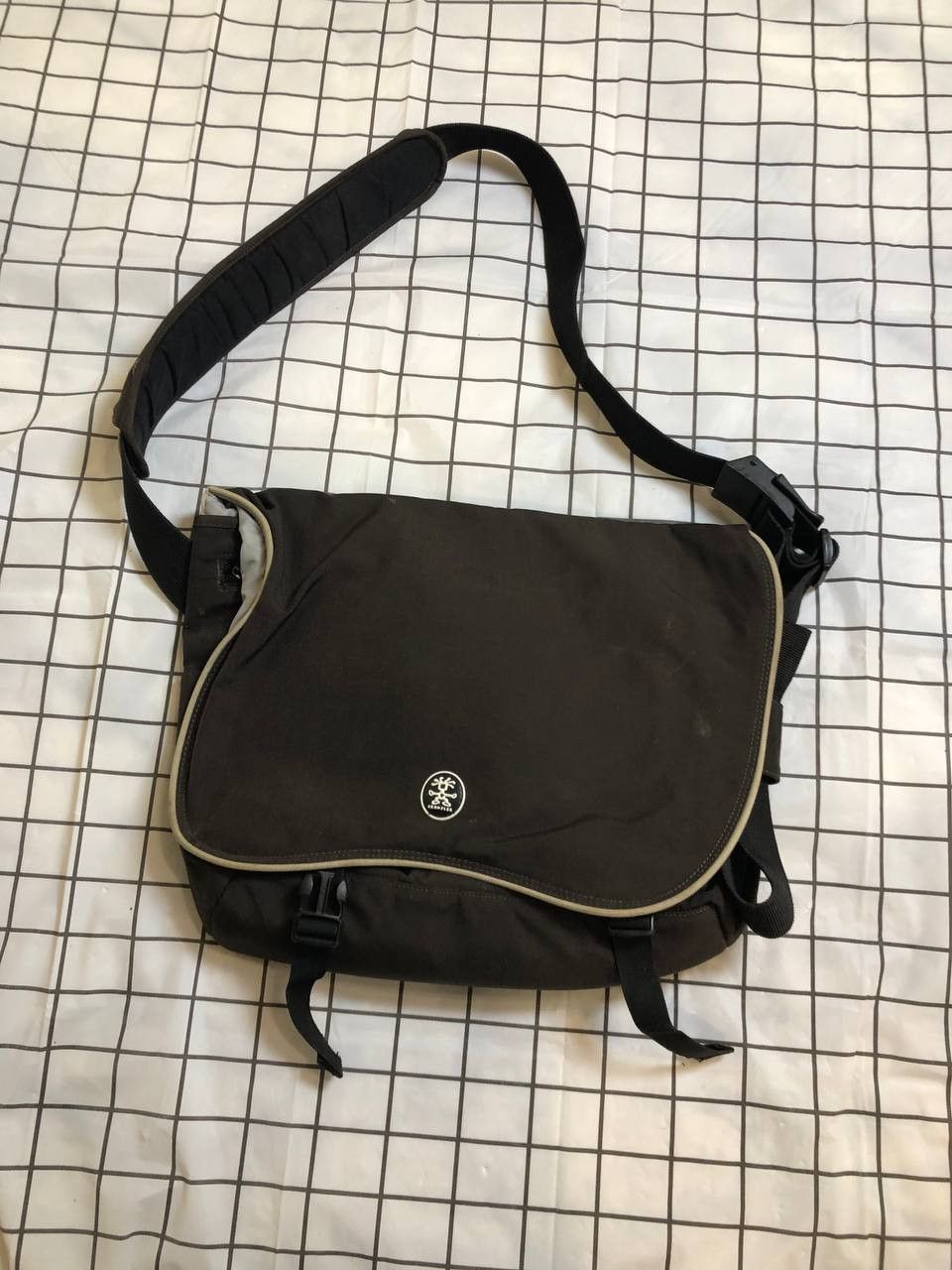 Crumpler Crumpler Silver Dig Bag / Canvas Brown Good Condition Size ONE SIZE - 1 Thumbnail