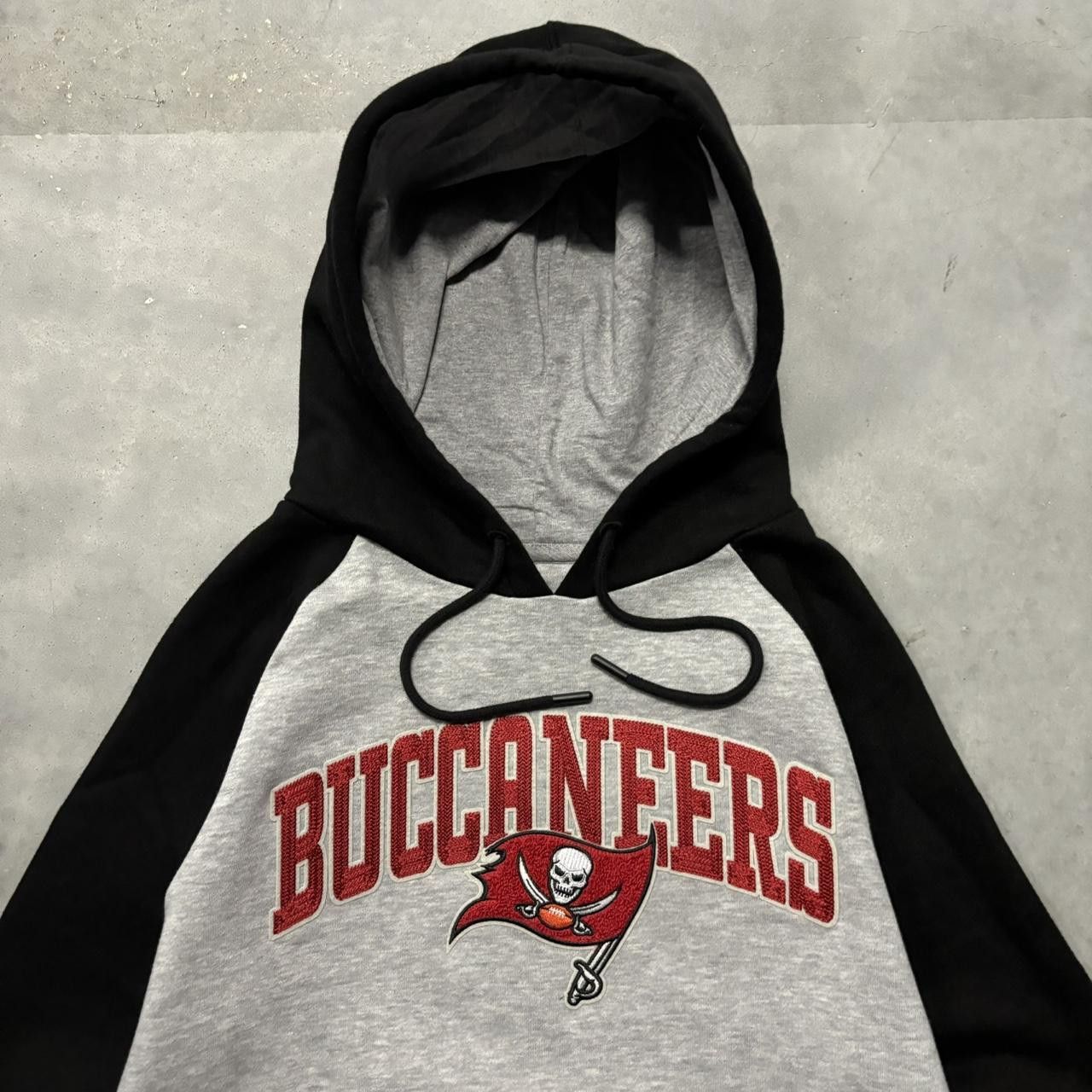 NFL × Vintage Crazy Vintage Y2K/2000s Grey Tampa Bay Buccaneers NFL Spellout Sports Hoodie! Size US S / EU 44-46 / 1 - 2 Thumbnail
