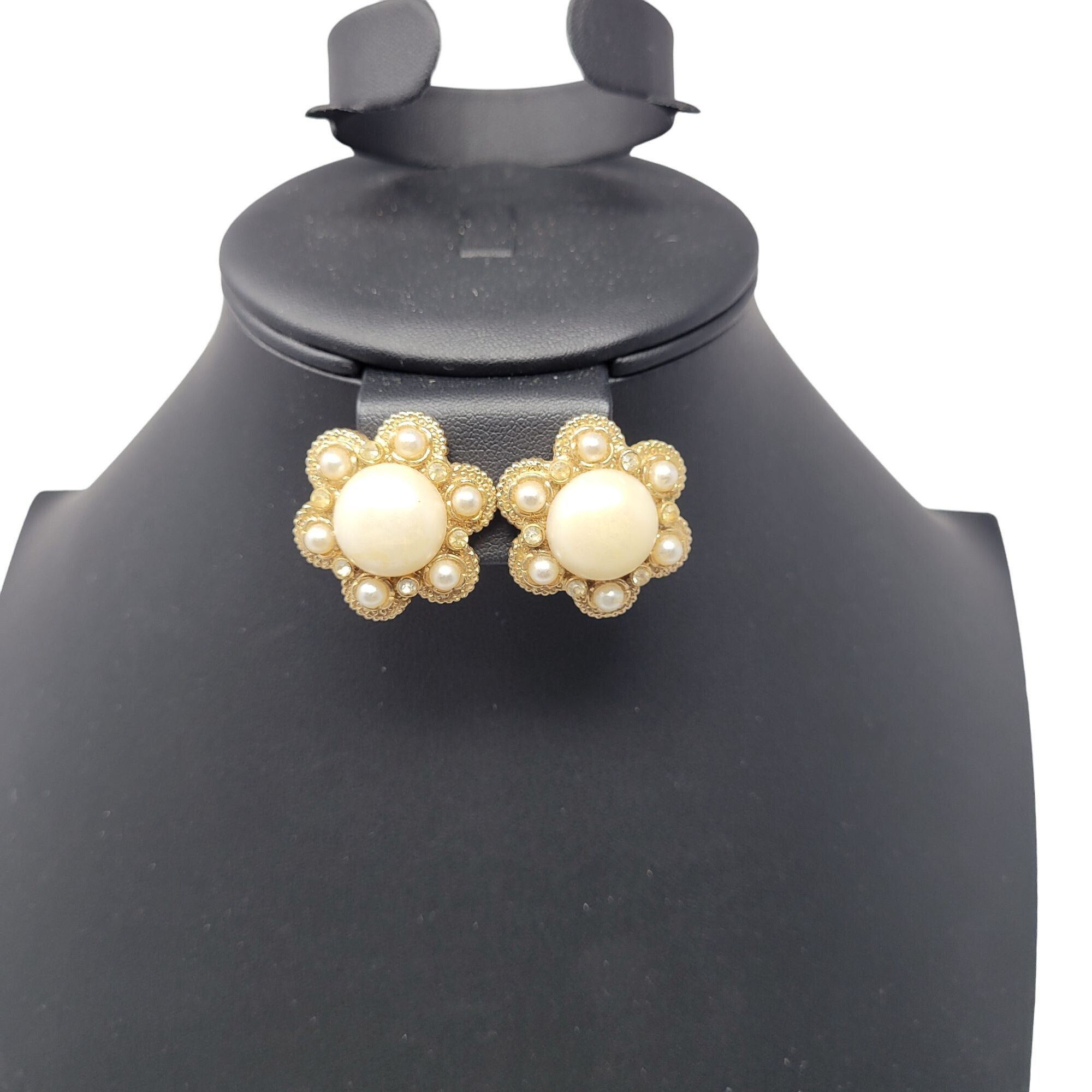 Vintage Vtg Clip-On Earrings Gold-Tone Flower Faux Pearl Size ONE SIZE - 5 Thumbnail