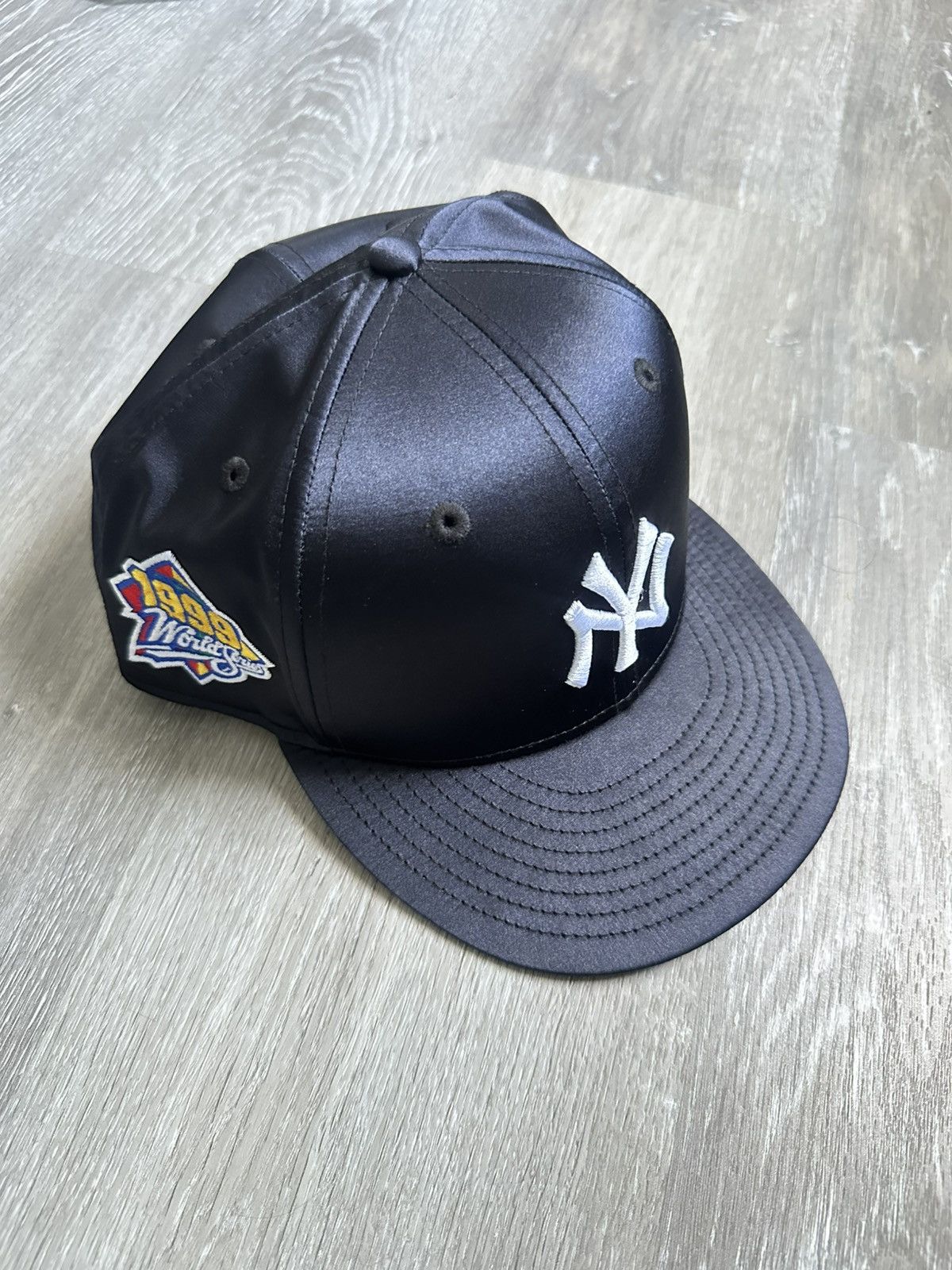 帽子 OTTO 958 Logo Hat - Dark Grey/Black Kiko Kostadinov × New Era × OTTO 958 Kiko Otto 958 Logo Hat