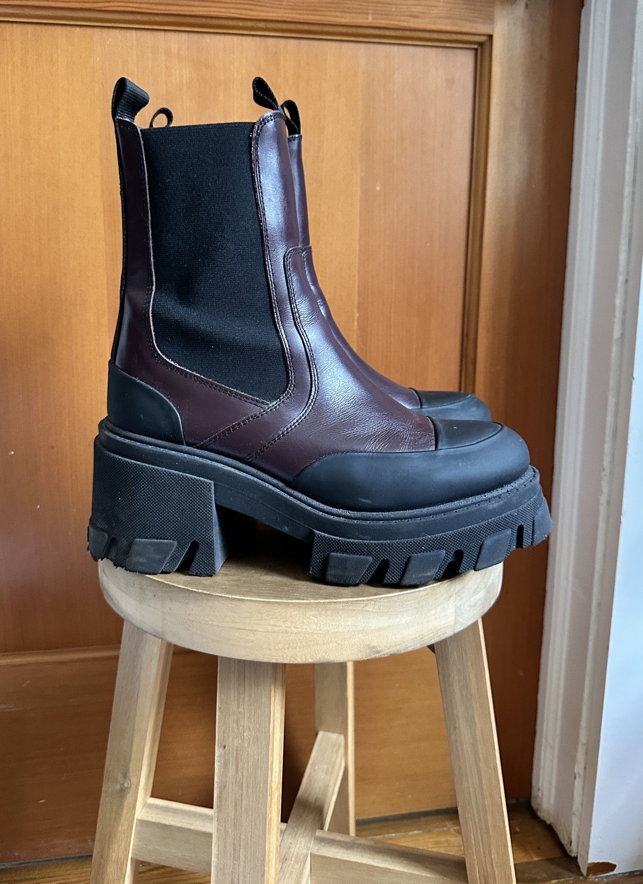Ganni Ganni Bicolor Leather Mid Chelsea Boots in burgundy Size US 9 / IT 39 - 1 Thumbnail