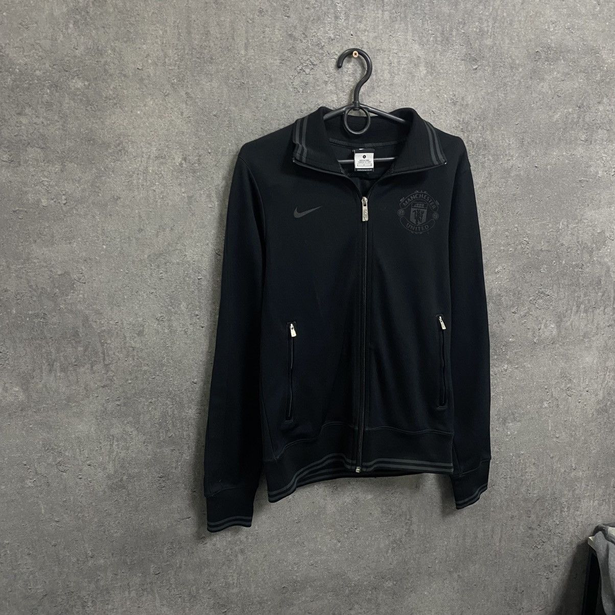 Nike Vintage Nike Manchester United Black Zip Up Jacket Big Logo Size US S / EU 44-46 / 1 - 3 Thumbnail