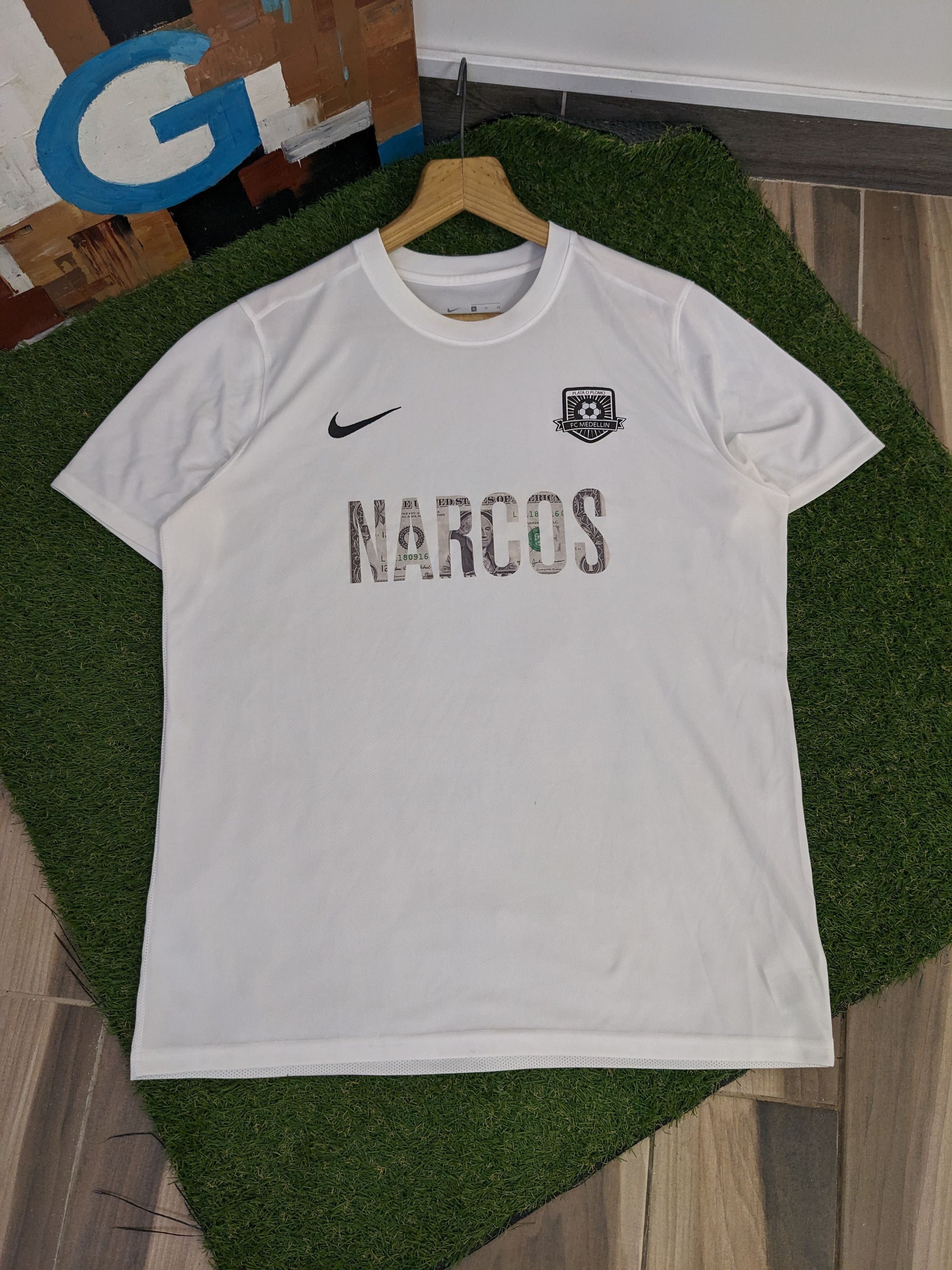 Tee shirt store nike narcos