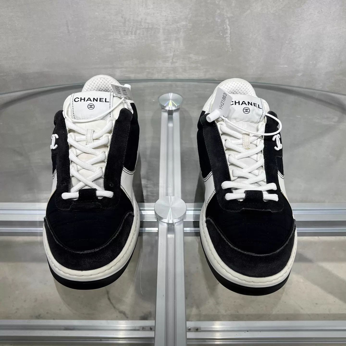 Chanel CHANEL CC Leather Low-Top Sneaker B&W Size 38 Size US 7.5 / IT 37.5 - 1 Thumbnail