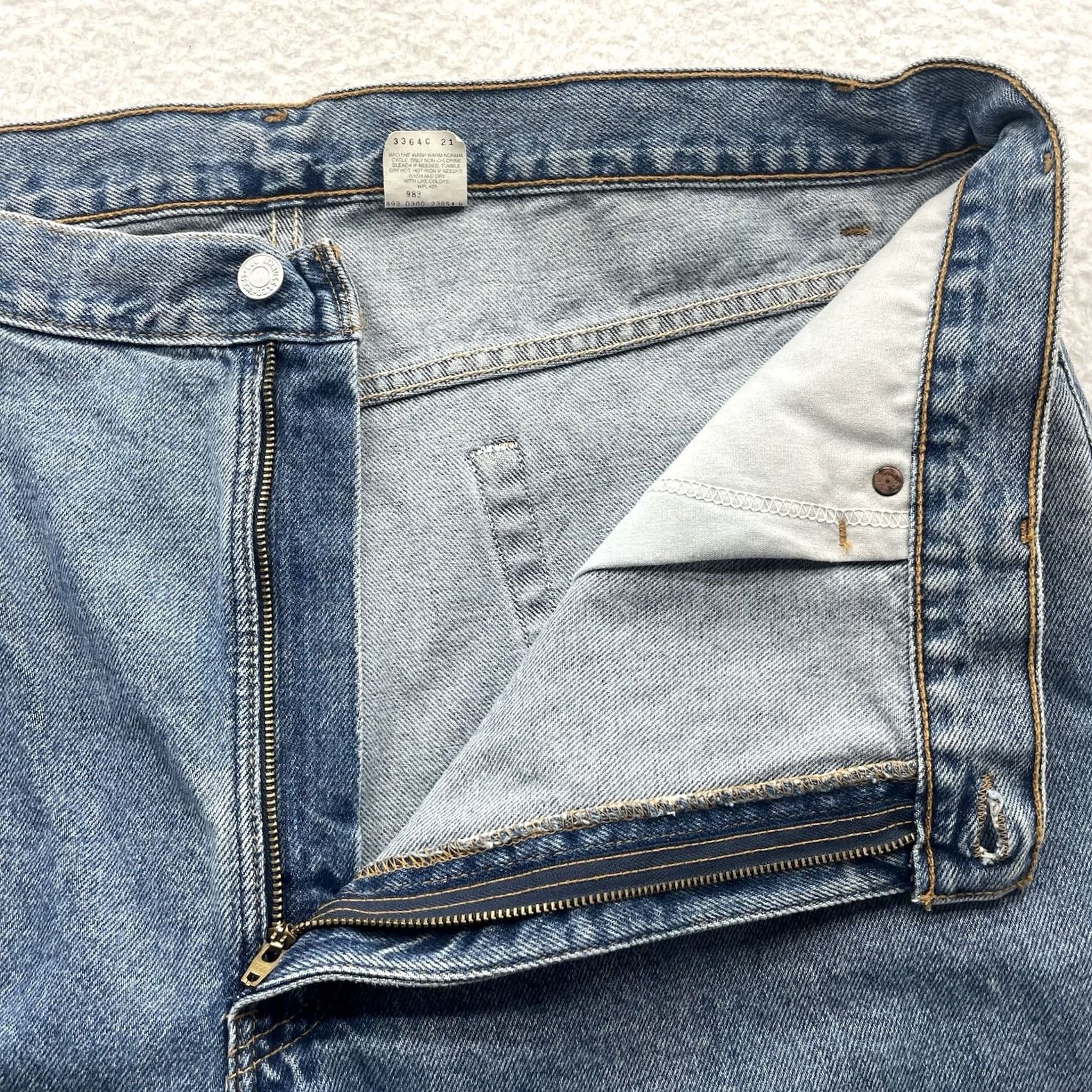 Levi's VINTAGE Levi's 505 Jeans Mens 42x32 Regular Fit Straight Leg Y2K Light Wash Blue Size US 42 / EU 58 - 5 Thumbnail