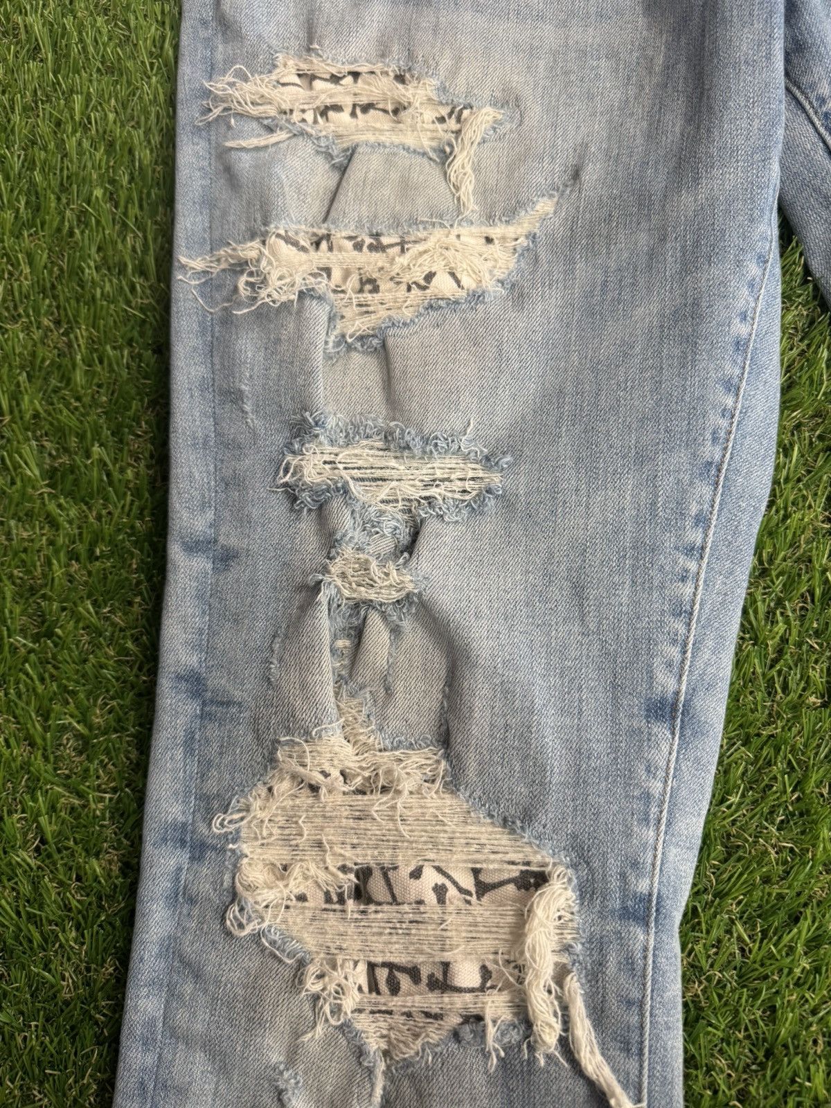 Amiri AMIRI THRASHER LIGHT WASH BONE PATCHES Size US 36 / EU 52 - 2 Thumbnail