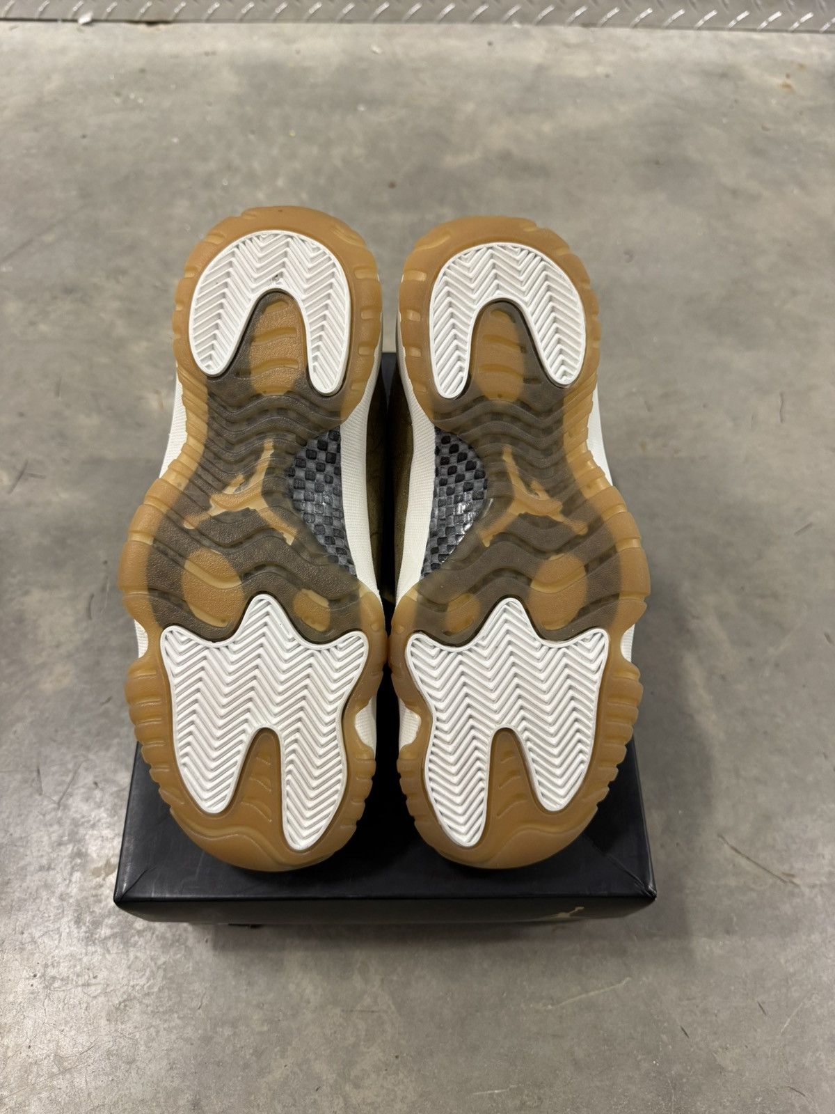 Jordan Brand Jordan 11 Retro WMNS Olive Luxury Size 8W Size US 8 / IT 38 - 6 Thumbnail
