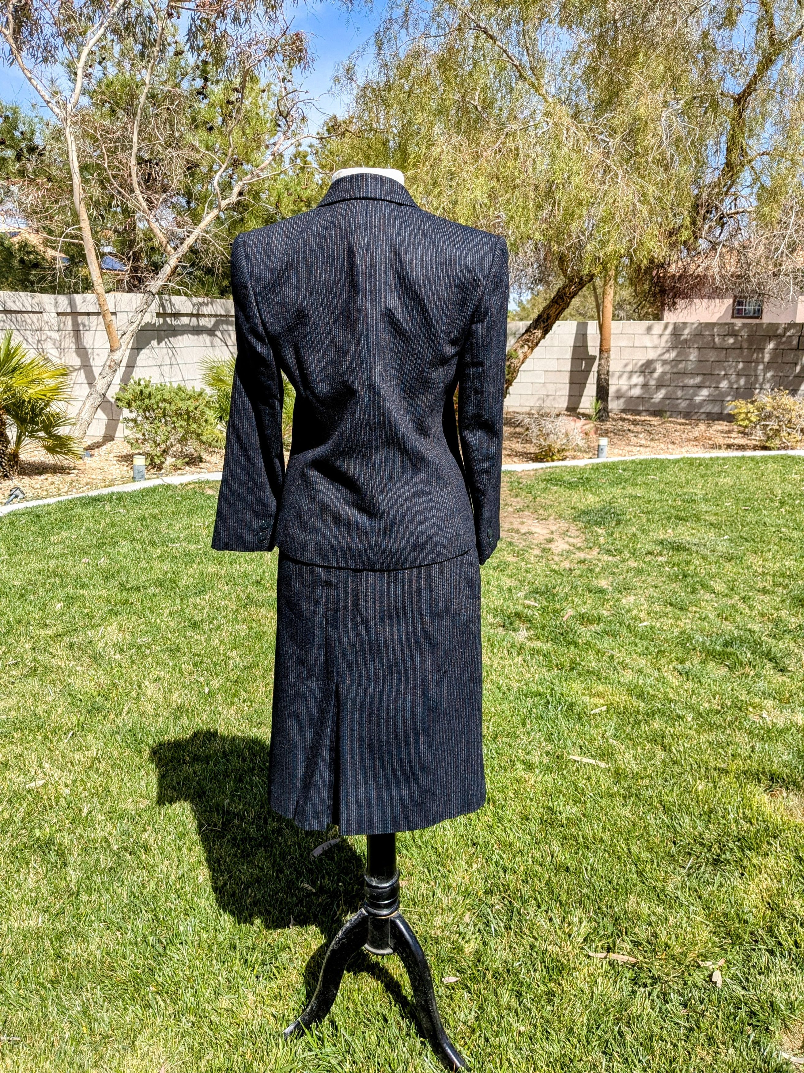 Designer Classic Pinstriped Sz7 Petite Business Coat+Skirt Suit EUC Size S / US 4 / IT 40 - 2 Thumbnail
