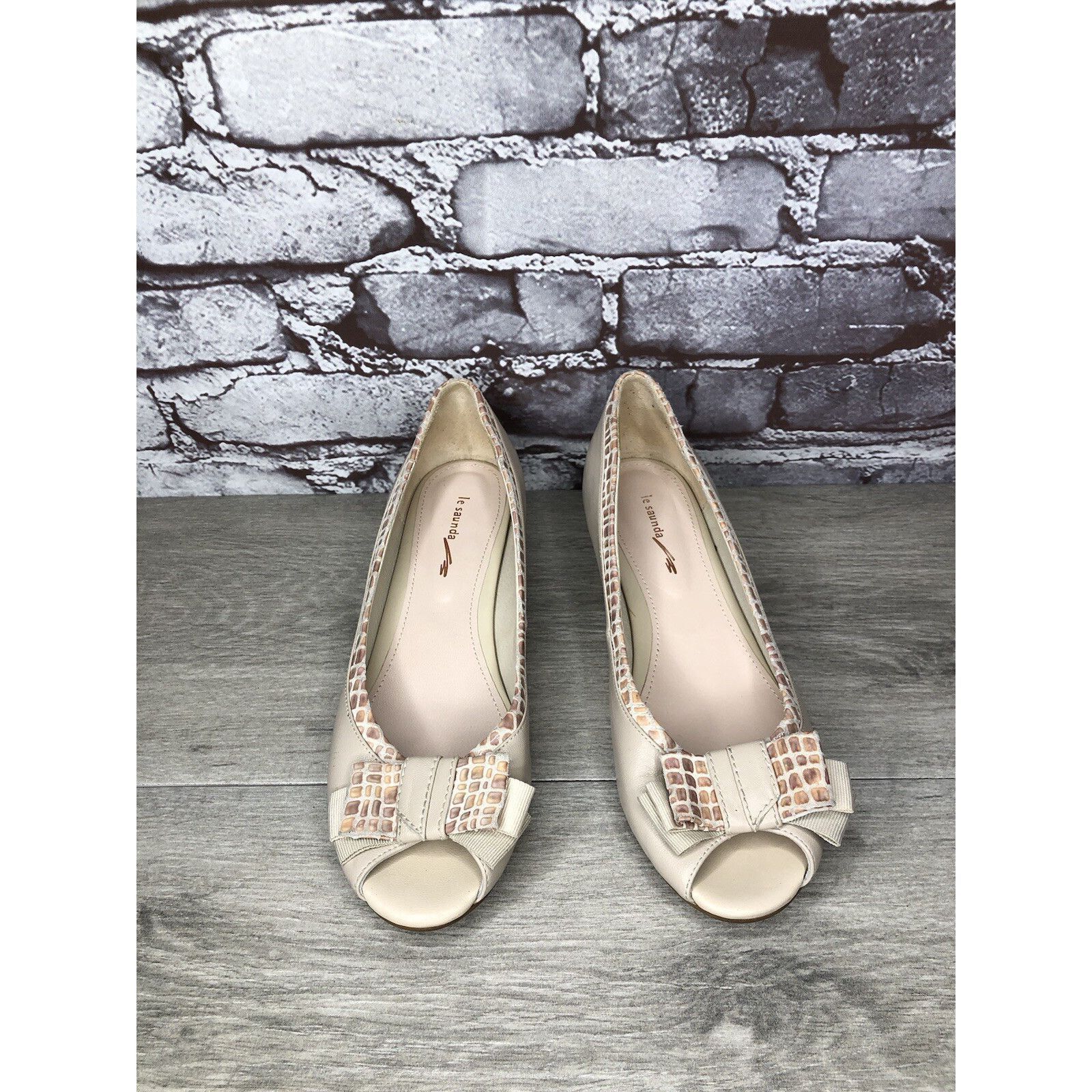 Other LE SAUNDA Ivory Leather Pink Croc Bow Peep Toe Wedges Women’ Size US 7.5 / IT 37.5 - 2 Thumbnail