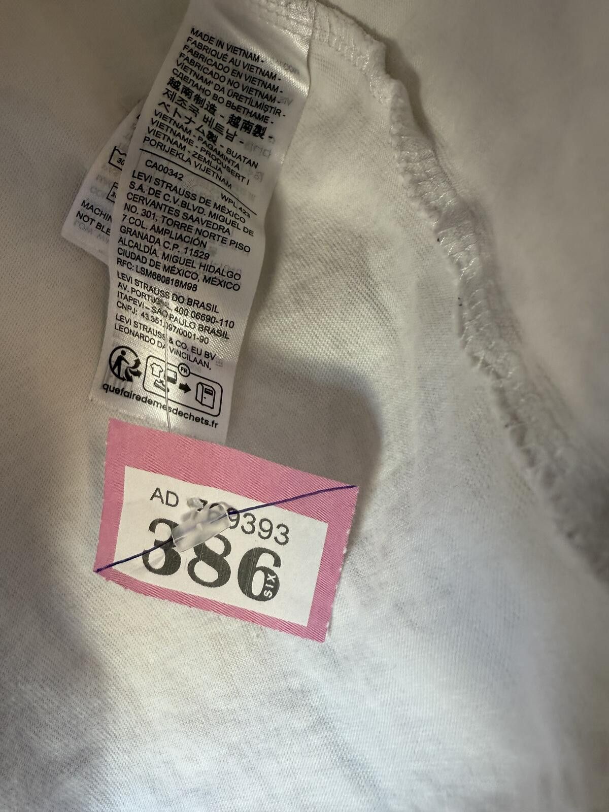 Other Levi’s white red tab standard fit t shirt - size M Size US M / EU 48-50 / 2 - 3 Thumbnail
