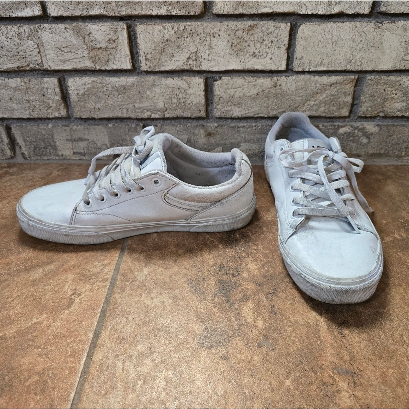 Vans White Classic | VANS | Low Top Sneaks Size US 9 / EU 42 - 1 Thumbnail