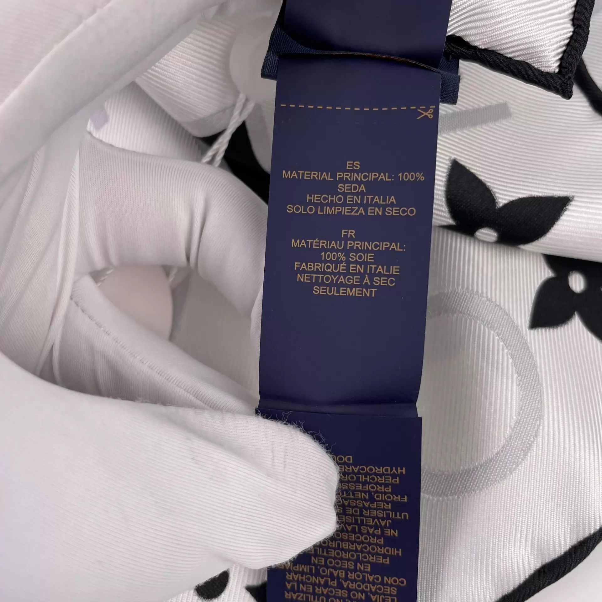 Louis Vuitton LV 90x90 Black & White Colorblocked Scarf 24 Size ONE SIZE - 7 Thumbnail