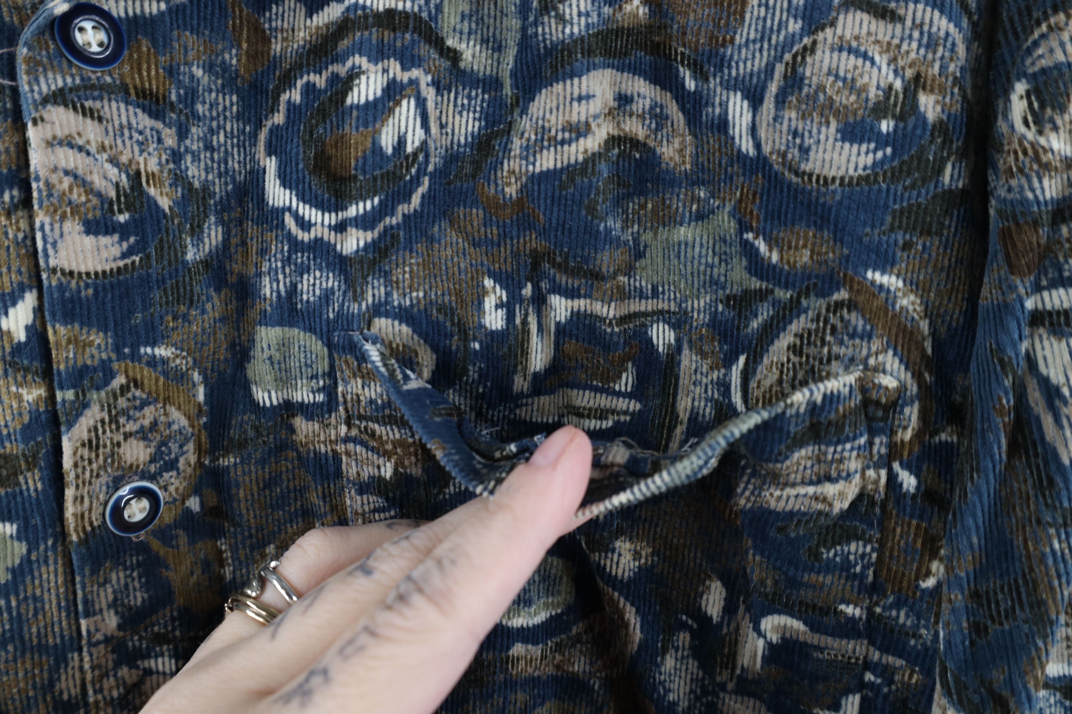 Vintage Vintage 90s Streetwear Corduroy Collared Button Shirt Size US L / EU 52-54 / 3 - 4 Thumbnail