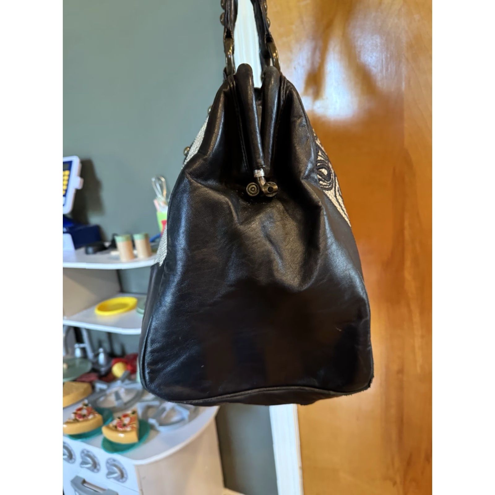 Vintage VINTAGE Isabella Fiore Lavish Ginger Tote Black White Shoulder Bag Purse Leather Paisley Bucket" Size ONE SIZE - 7 Thumbnail