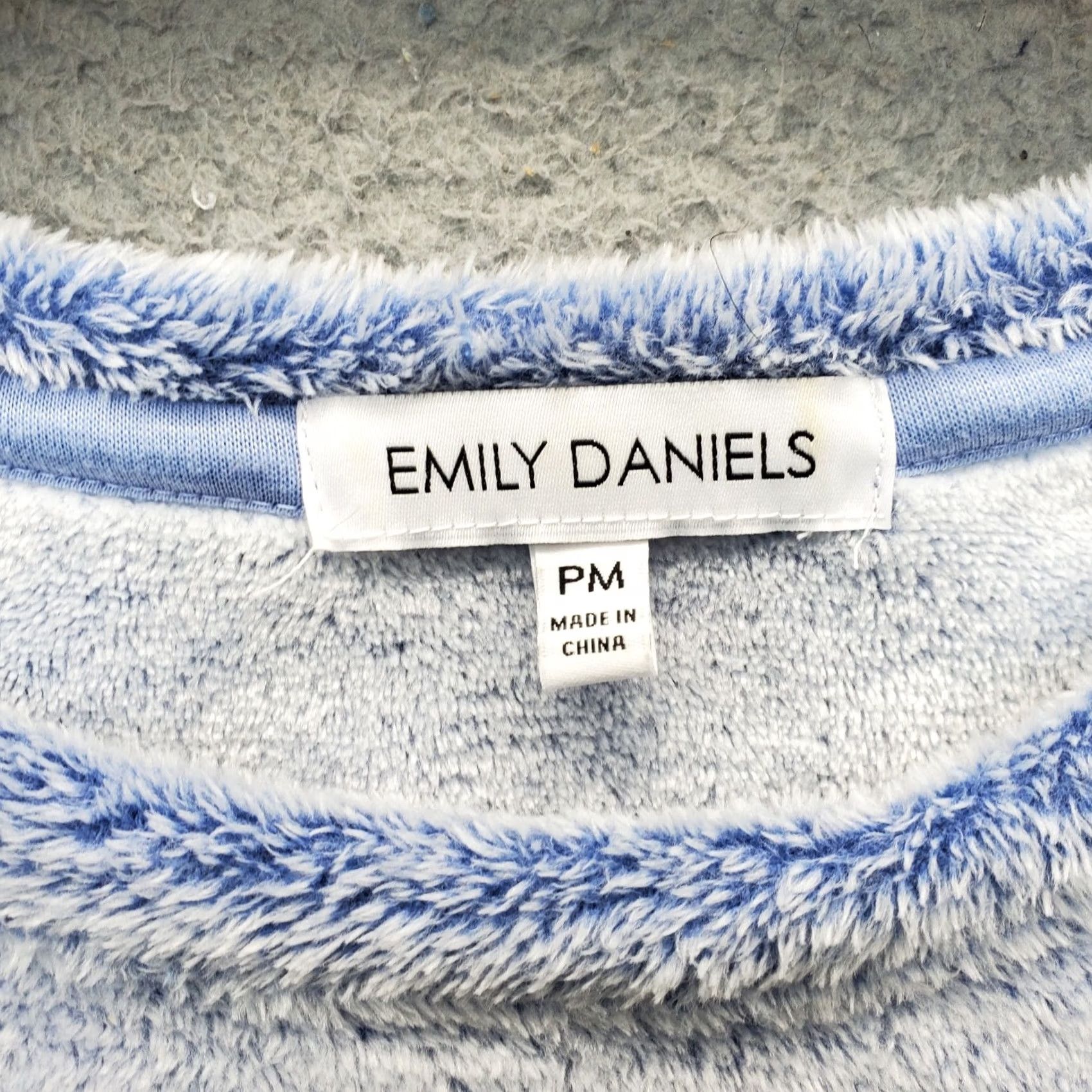 Vintage Emily Daniels Pajama Top Womens Petite Medium Multi Fuzzy Fleece Round Neck Slit Size M / US 6-8 / IT 42-44 - 7 Thumbnail
