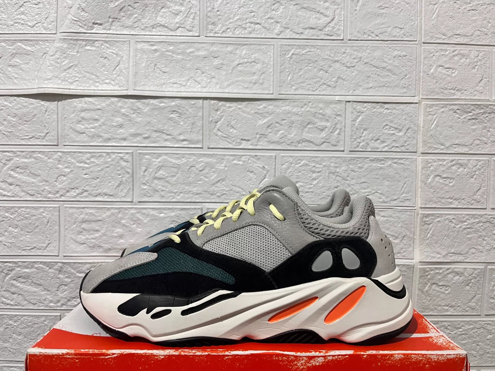 Adidas Adidas YEEZY700 Lowtop Sneakers 11 Men Size US 11 / EU 44 - 1 Thumbnail