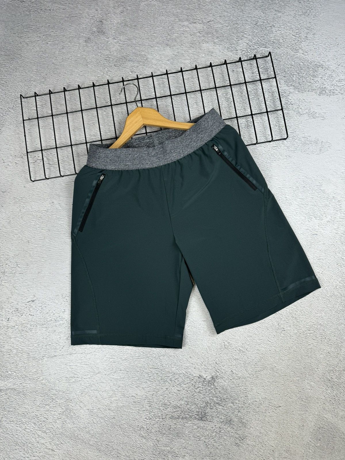 Lululemon Lululemon Nylon activewear khaki shorts M-L size Size US 33 - 1 Thumbnail