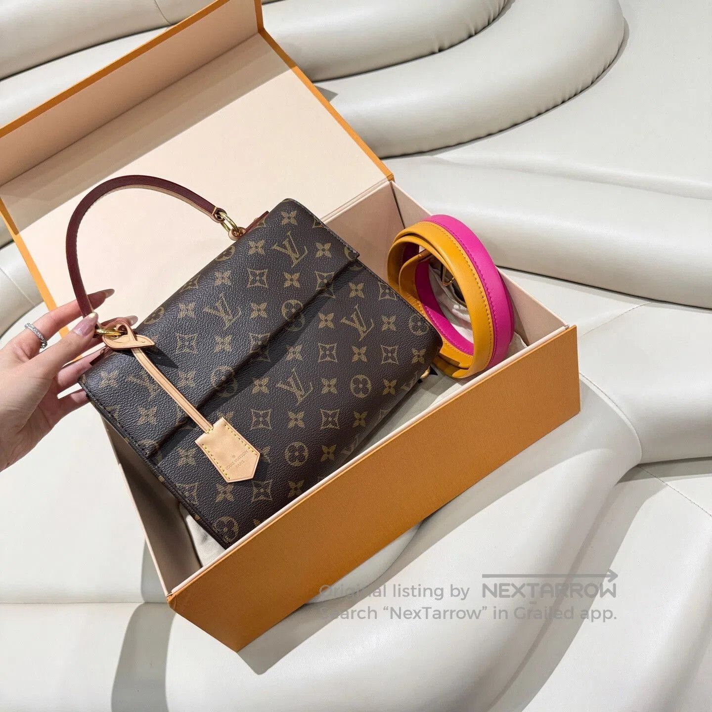 Louis Vuitton LV Cluny BB Handbag. Size ONE SIZE - 1 Thumbnail