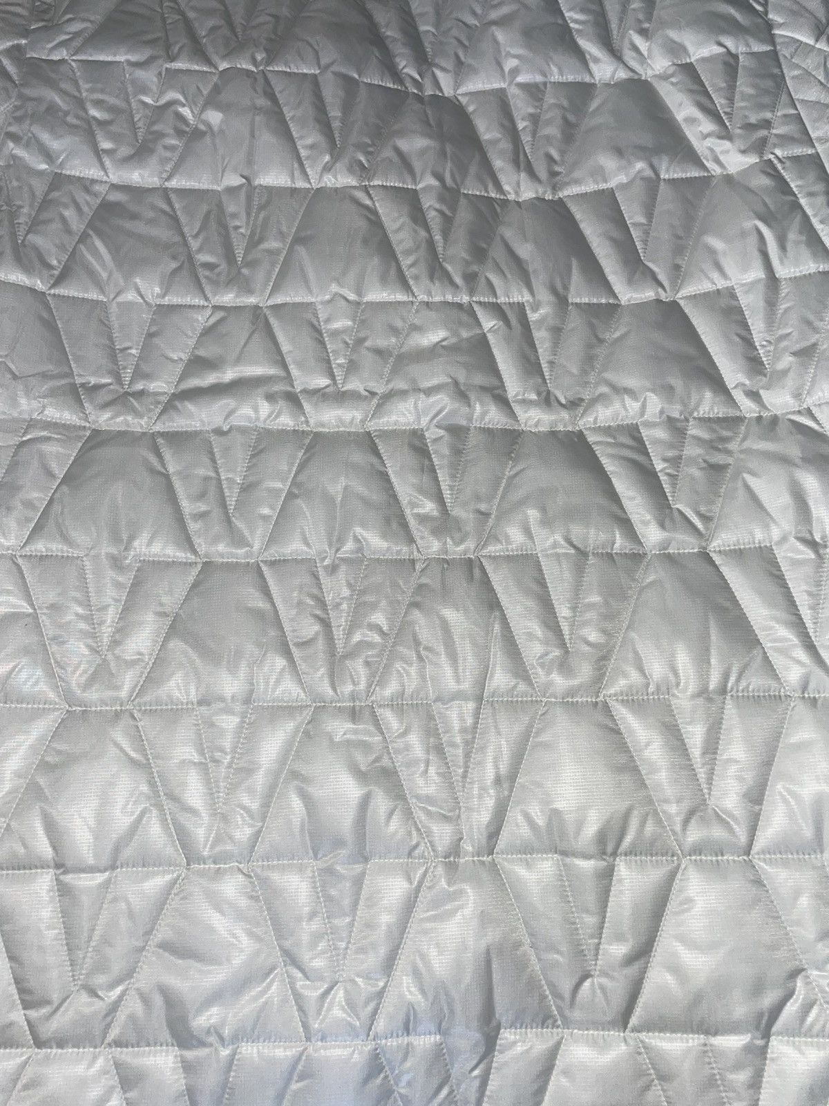 Vlone Vlone V Logo Pattern Quilted Puffer Jacket White Size XL Size US XL / EU 56 / 4 - 4 Thumbnail