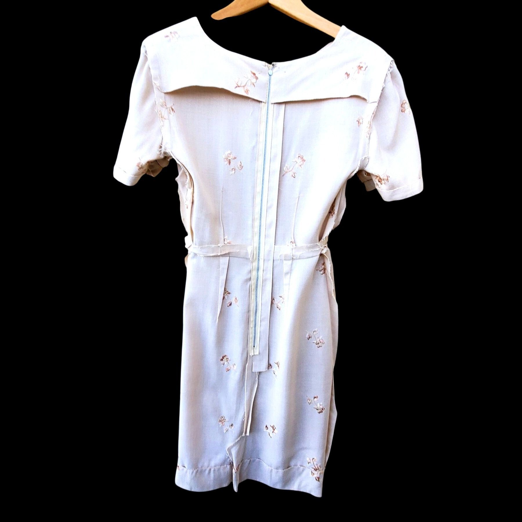 Handmade 1950s Pin Up Wiggle Dress Size 4 Beige Embroidered Metal Zip Size S / US 4 / IT 40 - 10 Thumbnail