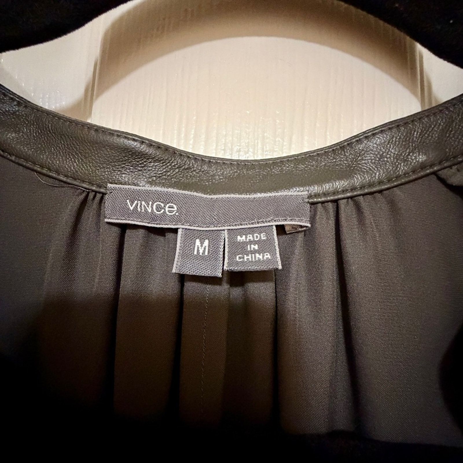 Vince VINCE 100% Silk Blouse Genuine Leather Trim Blouse Size M Size M / US 6-8 / IT 42-44 - 3 Thumbnail