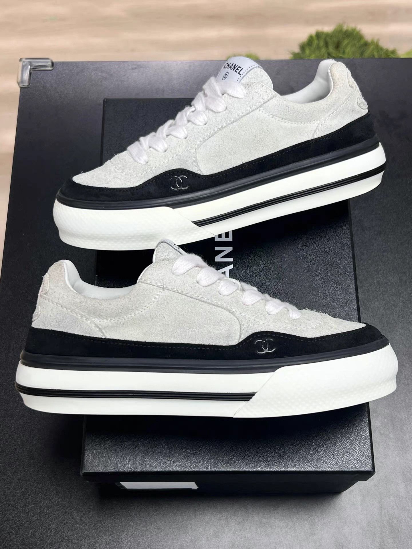 Chanel CHANEL Grey & Black Low-Top Sneakers K15 Size US 8.5 / IT 38.5 - 5 Thumbnail