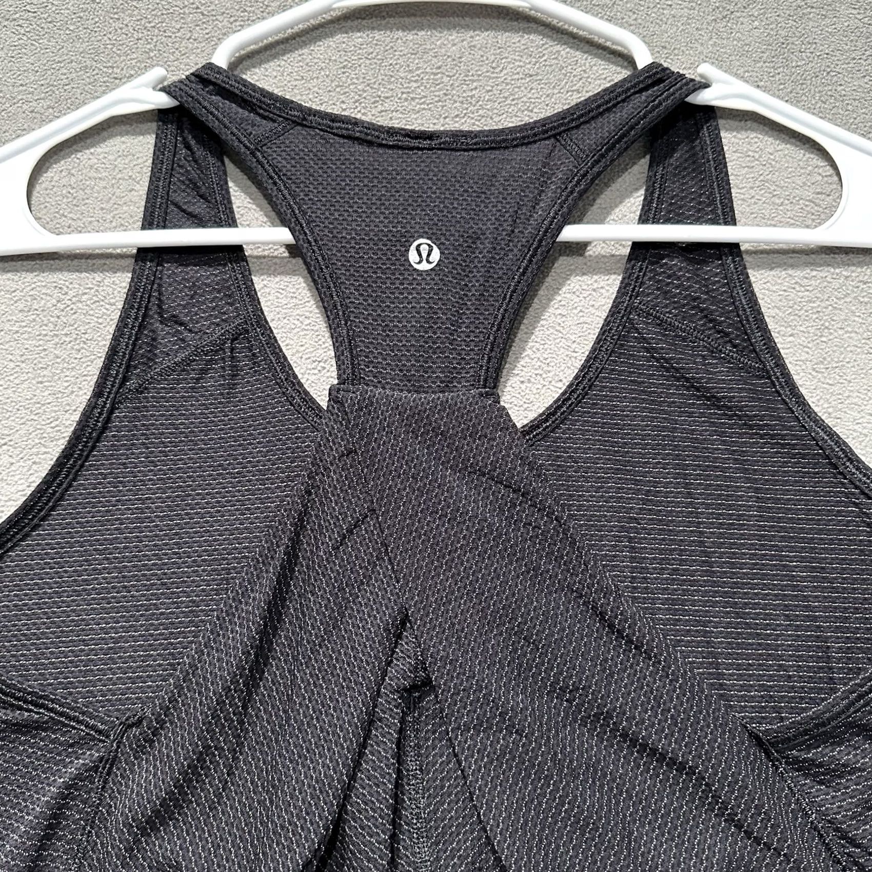 Lululemon Lululemon Essential Tank Womens 6 Black Twist Back Performance Stretch Tank Top Sleeveless Racerback Scoop Neck Activewear Yoga Mens Womens Size M / US 6-8 / IT 42-44 - 4 Thumbnail