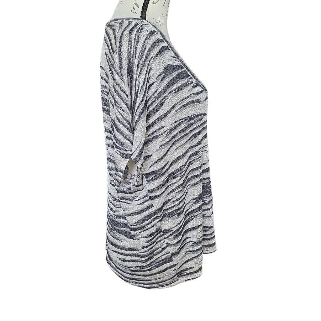 Express Express Women's Size Medium Gray Black Striped V-neck Knit T Size M / US 6-8 / IT 42-44 - 5 Thumbnail