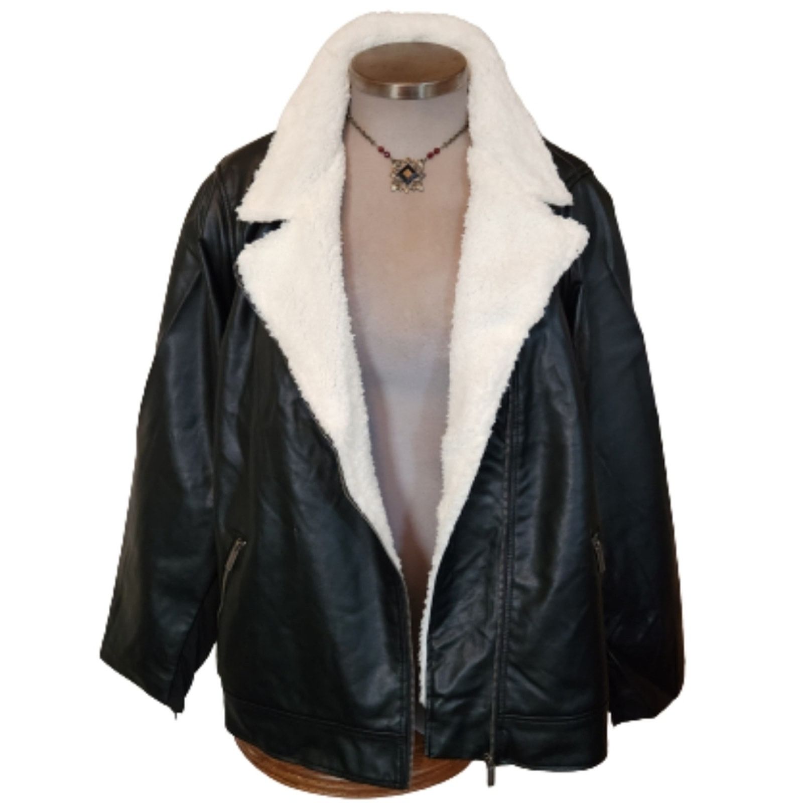 Torrid TORRID ☆ SHERPA LINED ☆ FAUX LEATHER ☆ JACKET ☆ 5x ☆ NWT Size 4XL / US 24-26 - 2 Thumbnail