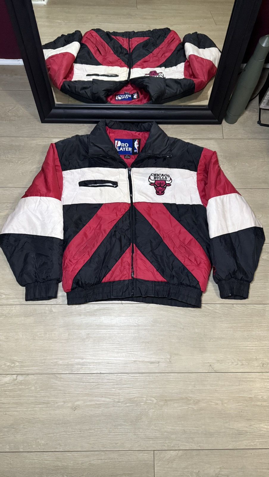 Vintage 1990s Chicago Bulls Pro Player Zip Up Windbreaker