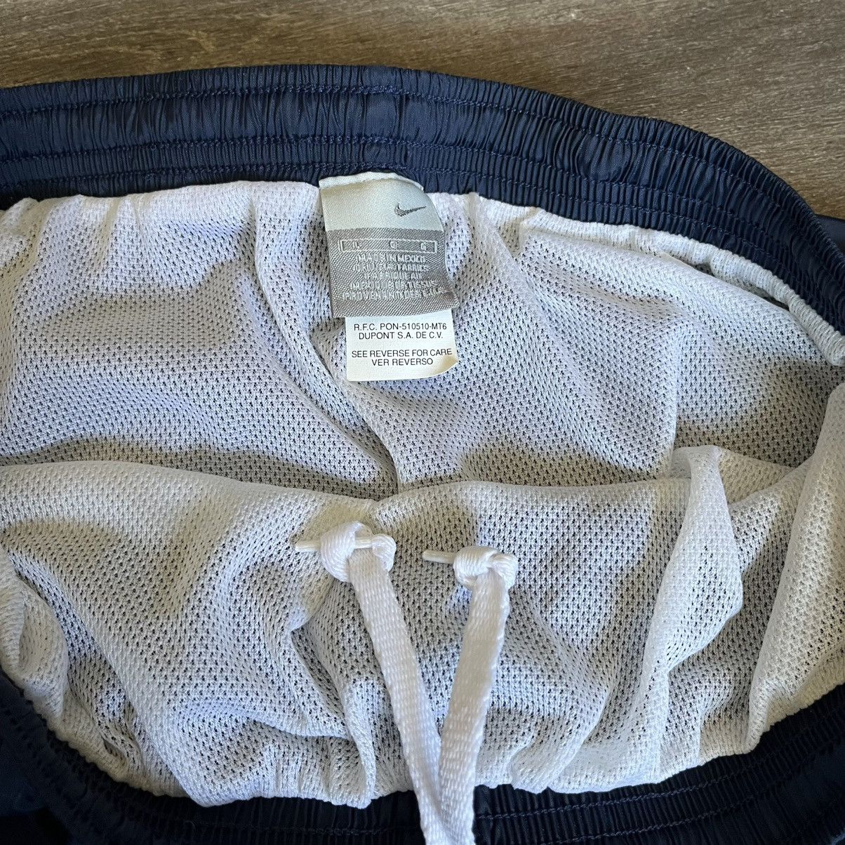 Nike × Vintage Vintage 2000s Nike Basic Swoosh Logo Nylon Board Shorts Sz L Size US 30 / EU 46 - 4 Thumbnail