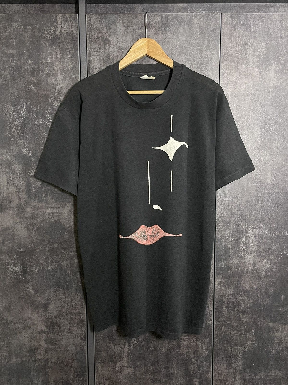 Vintage Crazy Rare Vintage 90s Abstract Face Art Rock Band T-shirt Size US L / EU 52-54 / 3 - 1 Thumbnail