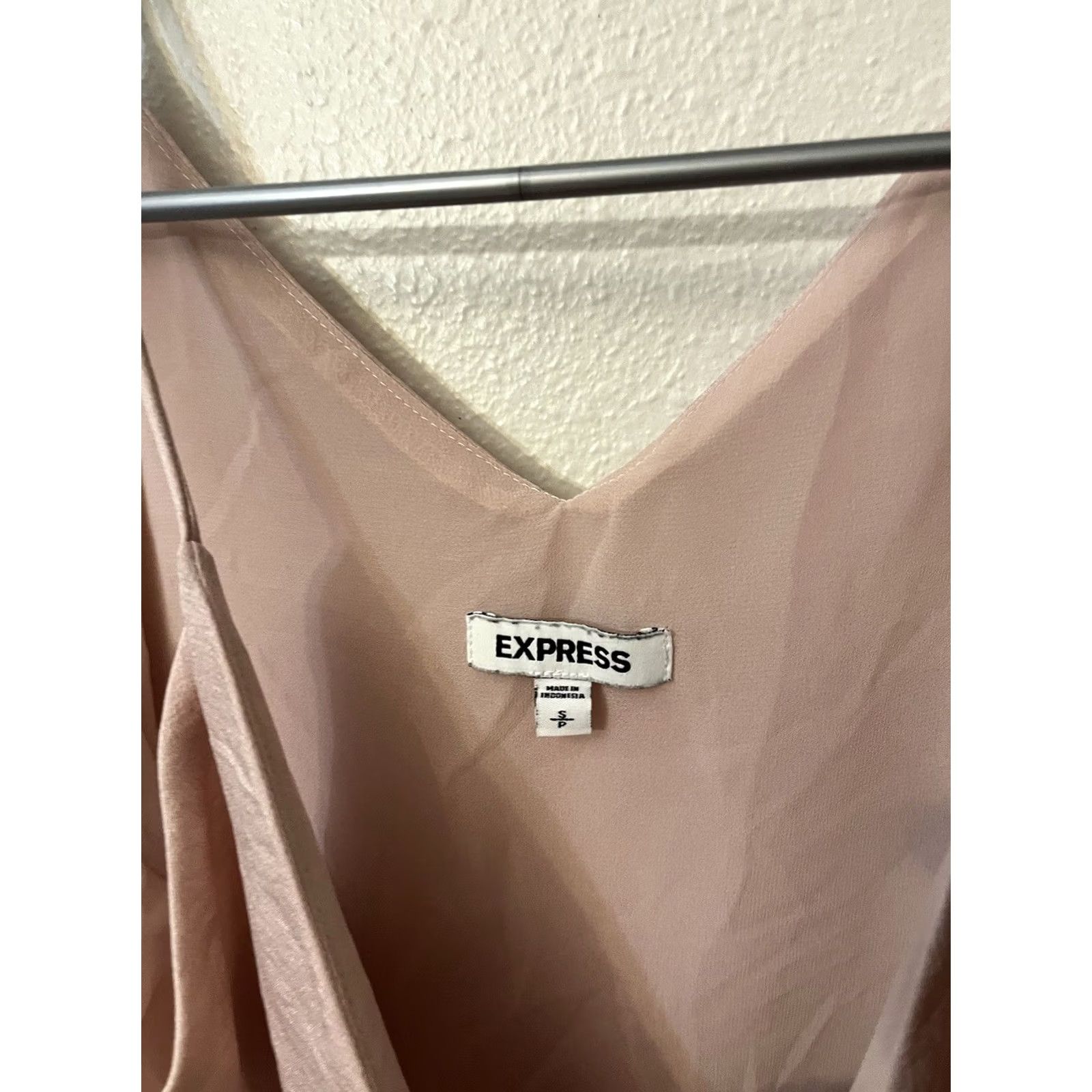 Express Express Tank Top Women's Small V-Neck Sleeveless Lightweight Casual Pink Size S / US 4 / IT 40 - 2 Thumbnail