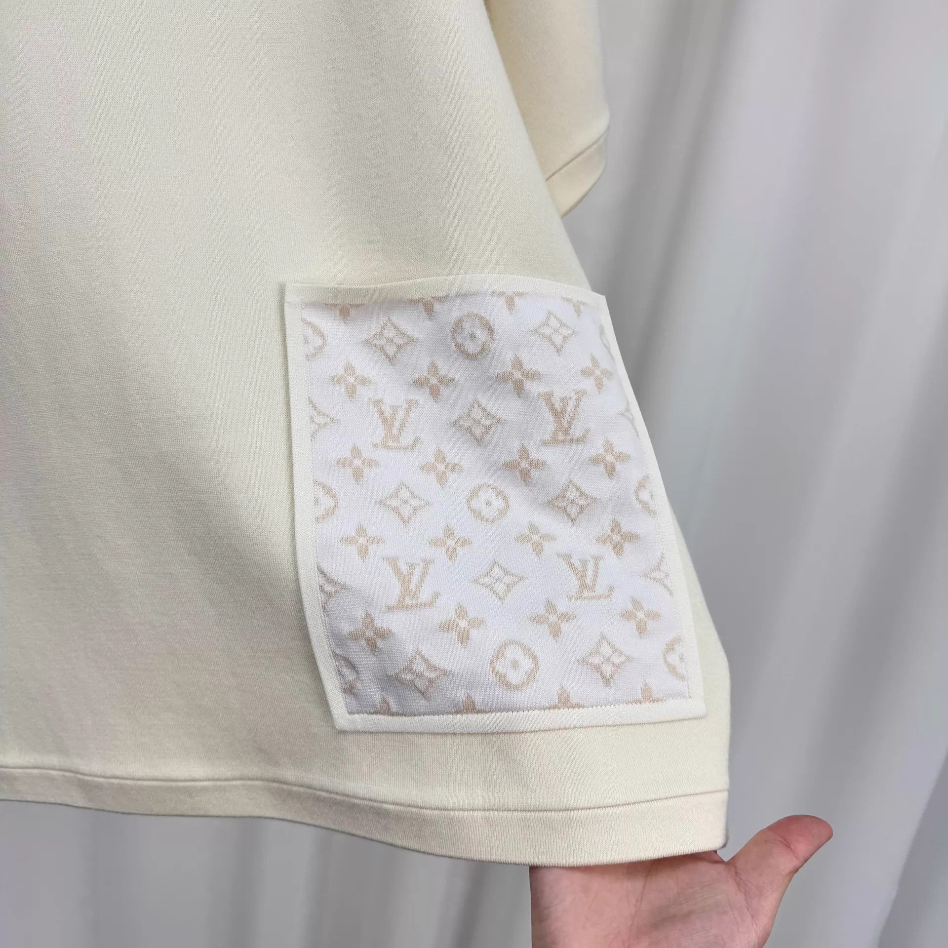 Louis Vuitton LV embossed Monogram knit wool short sleeve M 95new tagless Size US M / EU 48-50 / 2 - 5 Thumbnail