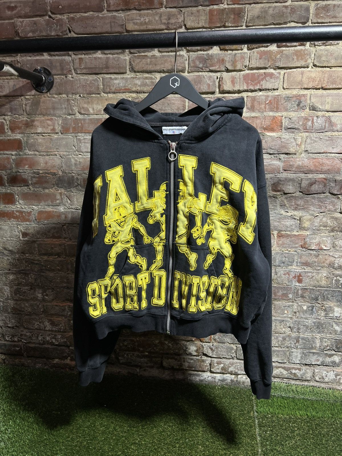 Vale Valley Sports Division Zip-Up Black/Yellow Sz. L Size US L / EU 52-54 / 3 - 1 Thumbnail