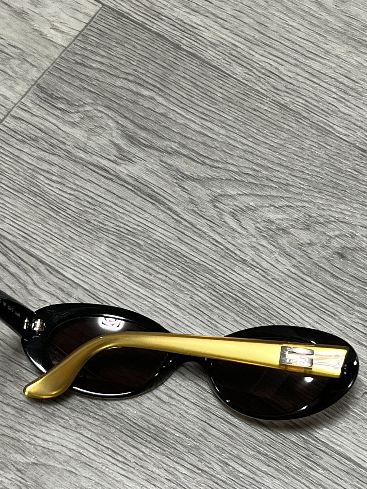 Vintage Gucci Vintage gold sunglasses with black inner temples Size ONE SIZE - 16 Thumbnail