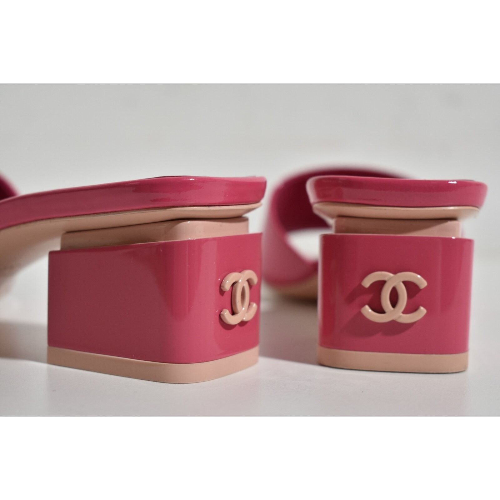 Chanel Chanel 22C Dark Light Pink Patent Calf CC Logo Mule Slide Size US 5 / IT 35 - 11 Thumbnail