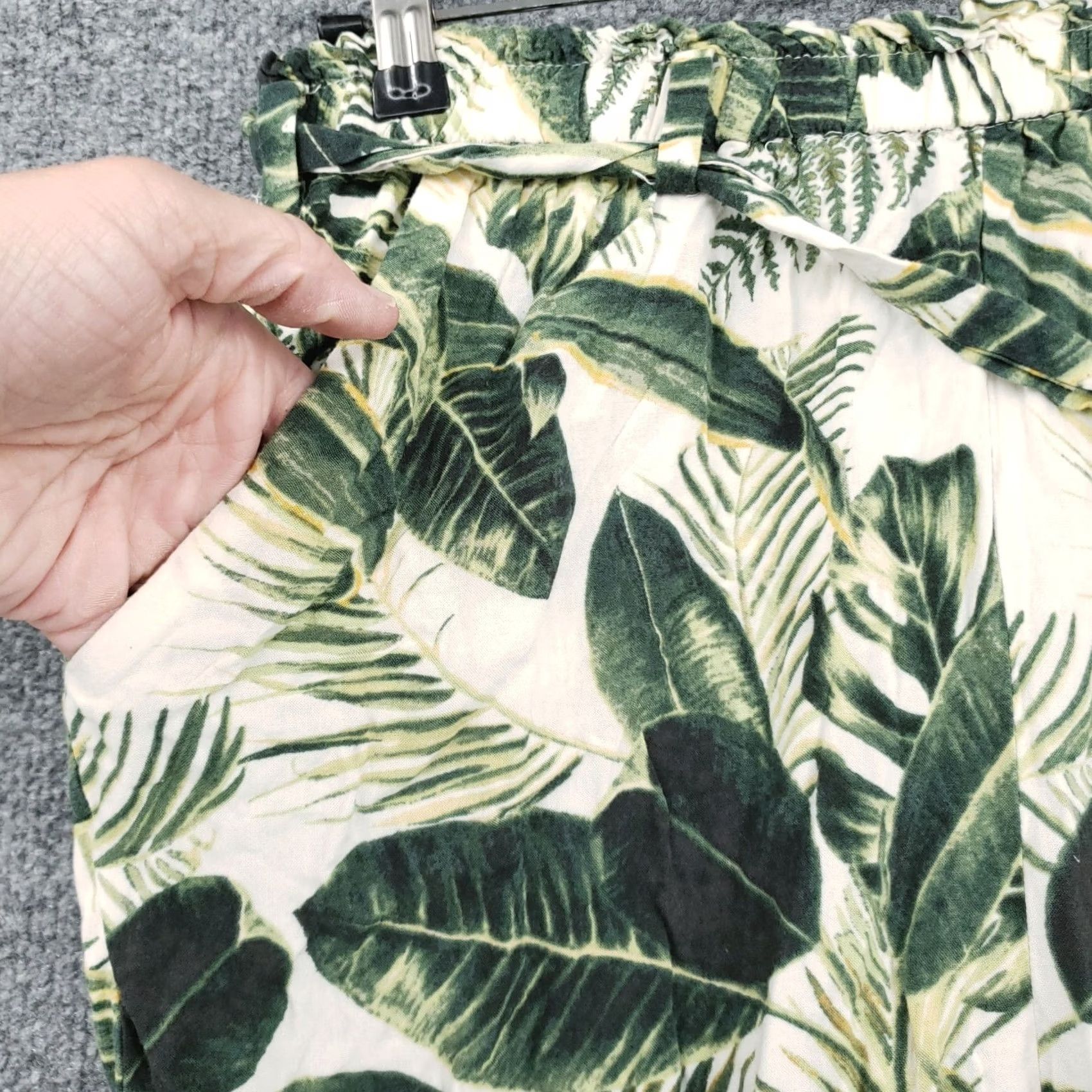 H&M H&M Pants Womens 10 Green Cropped High Rise Straight Viscose Belted Pants Womens Cropped Green Flower Tropical Belted Pockets Crew Size 32" / US 10 / IT 46 - 6 Thumbnail