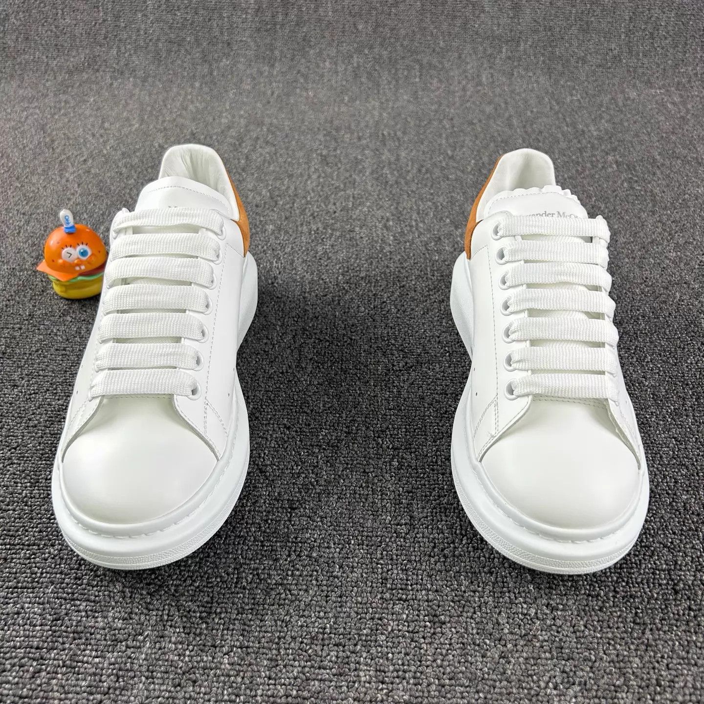 Alexander McQueen Alexander McQueen white sneakers logo tab platform 40.5 new Size US 7.5 / EU 40-41 - 2 Thumbnail