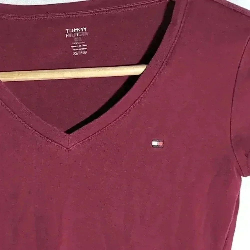 Tommy Hilfiger Ladies Pink Tommy Hilfiger V neck shirt sz XS Size XS / US 0-2 / IT 36-38 - 2 Thumbnail