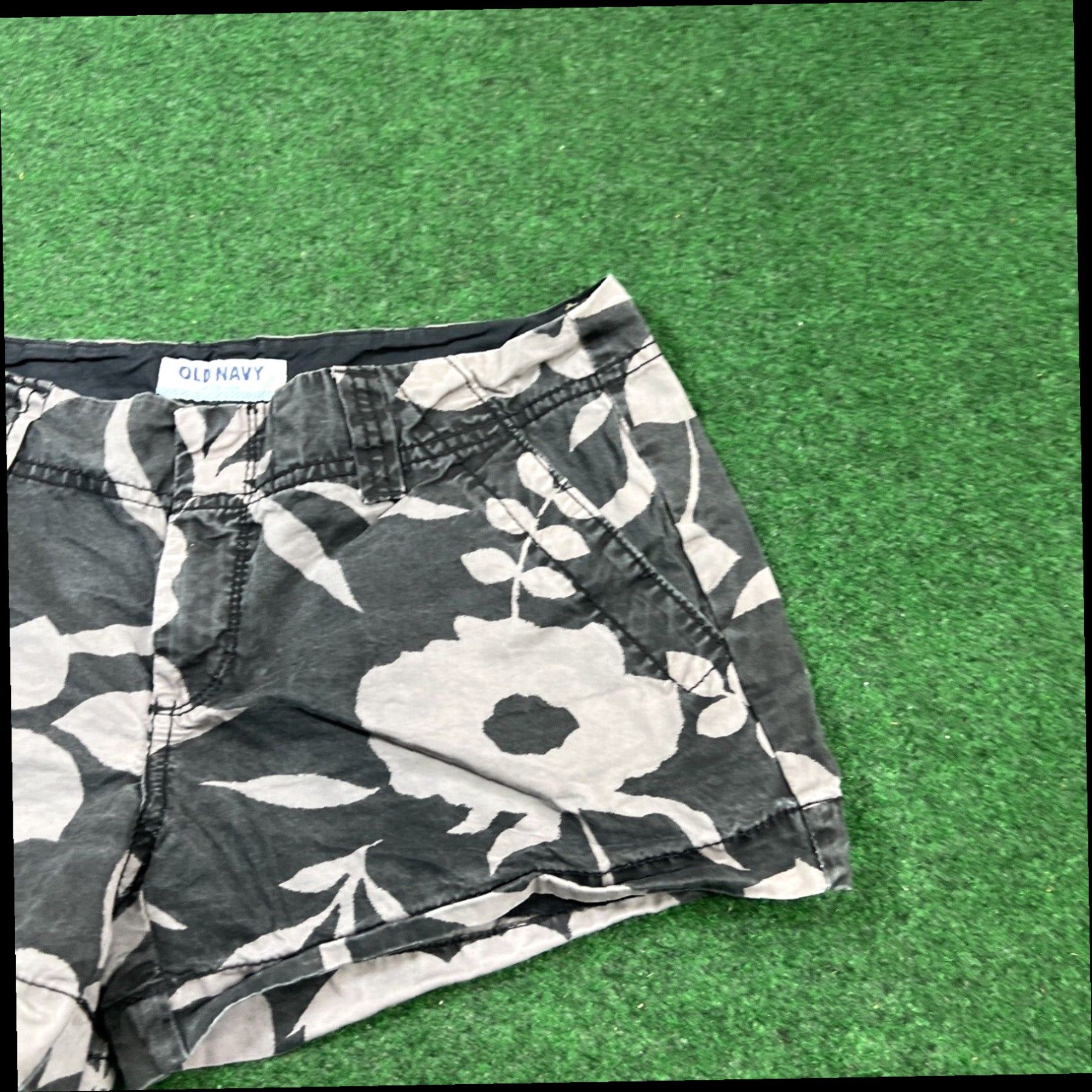 Old Navy Old Navy Women's Everyday Shorts, Black Floral, Size 4 Size 27" / US 4 / IT 40 - 2 Thumbnail