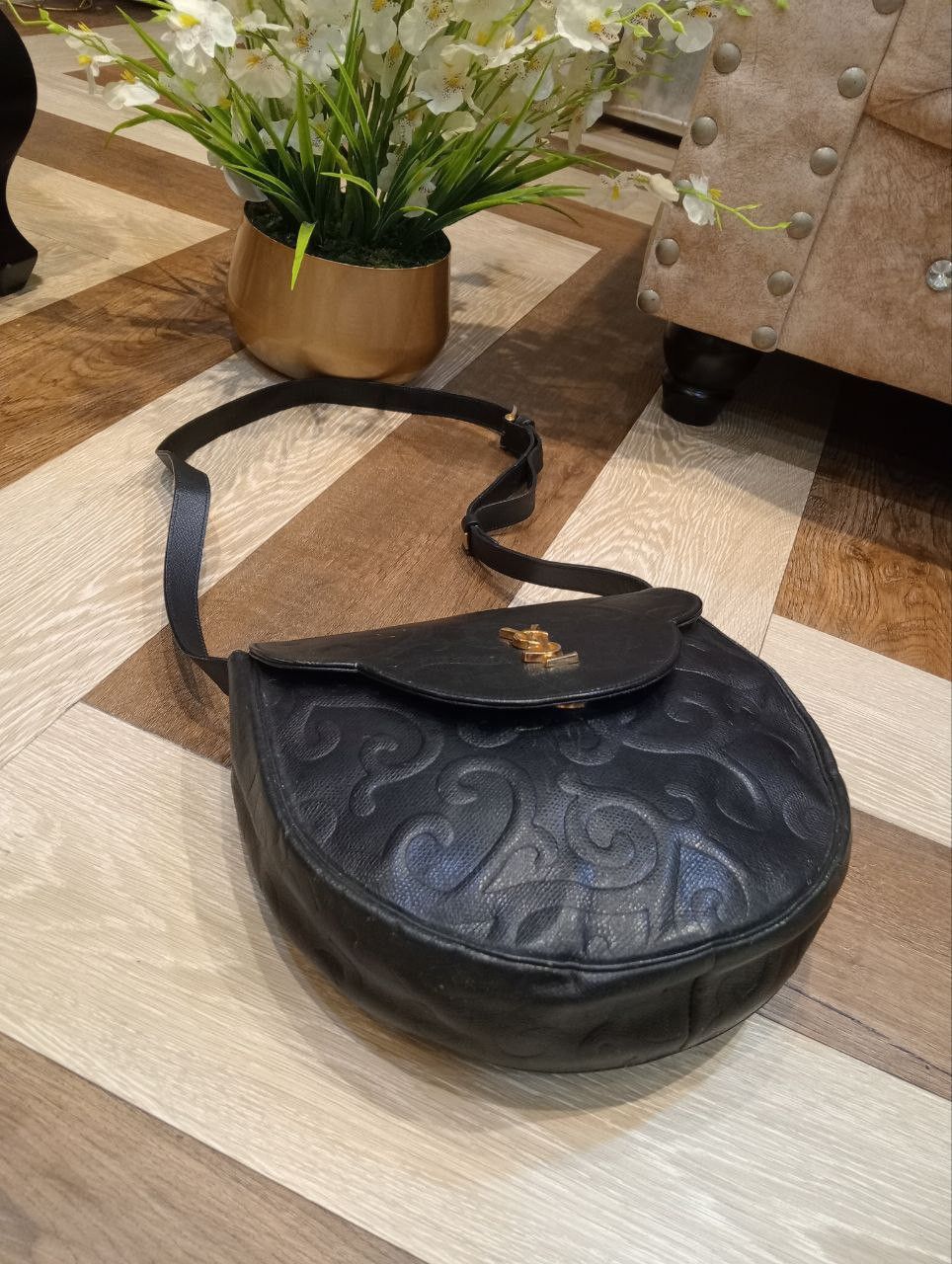 Yves Saint Laurent YVES SAINT LAURENT BLACK LEATHER ARABESQUE SHOULDER BAG Size ONE SIZE - 13 Thumbnail