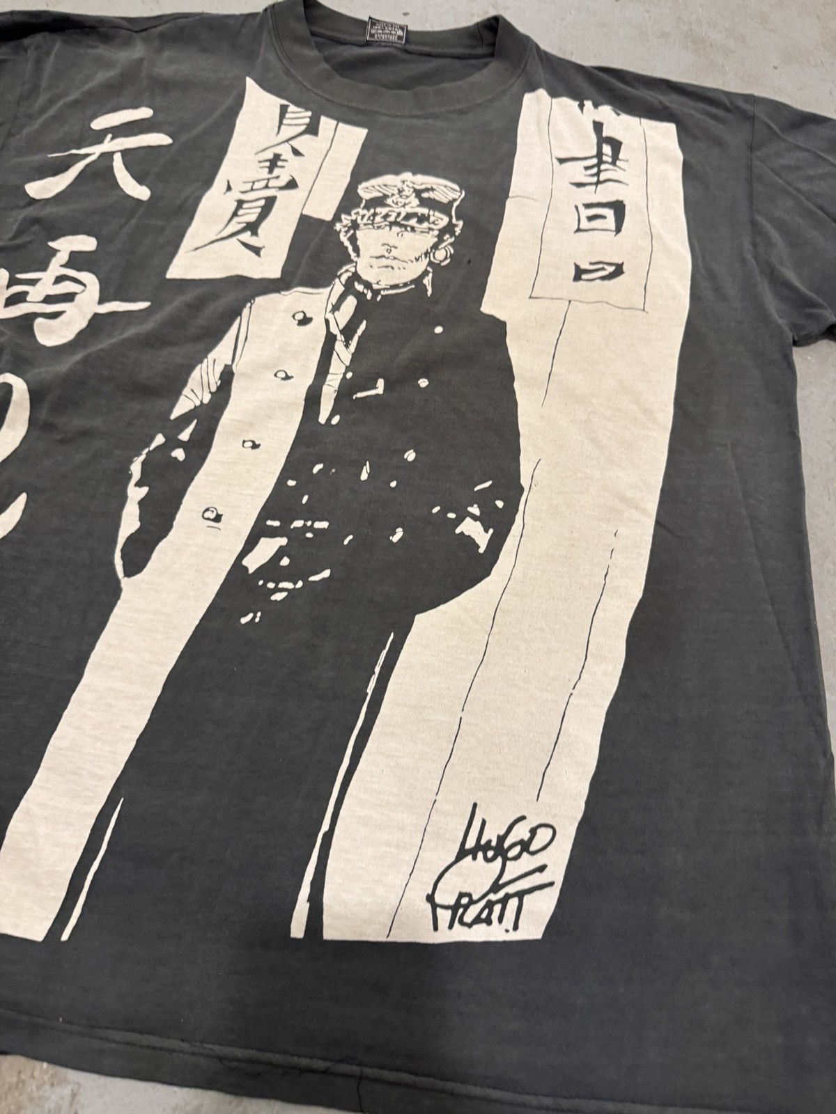Anime × Vintage *RARE* 90s VINTAGE HUGO PRATT AOP ANIME CORTO MALTESE COMICS Size US XL / EU 56 / 4 - 4 Thumbnail