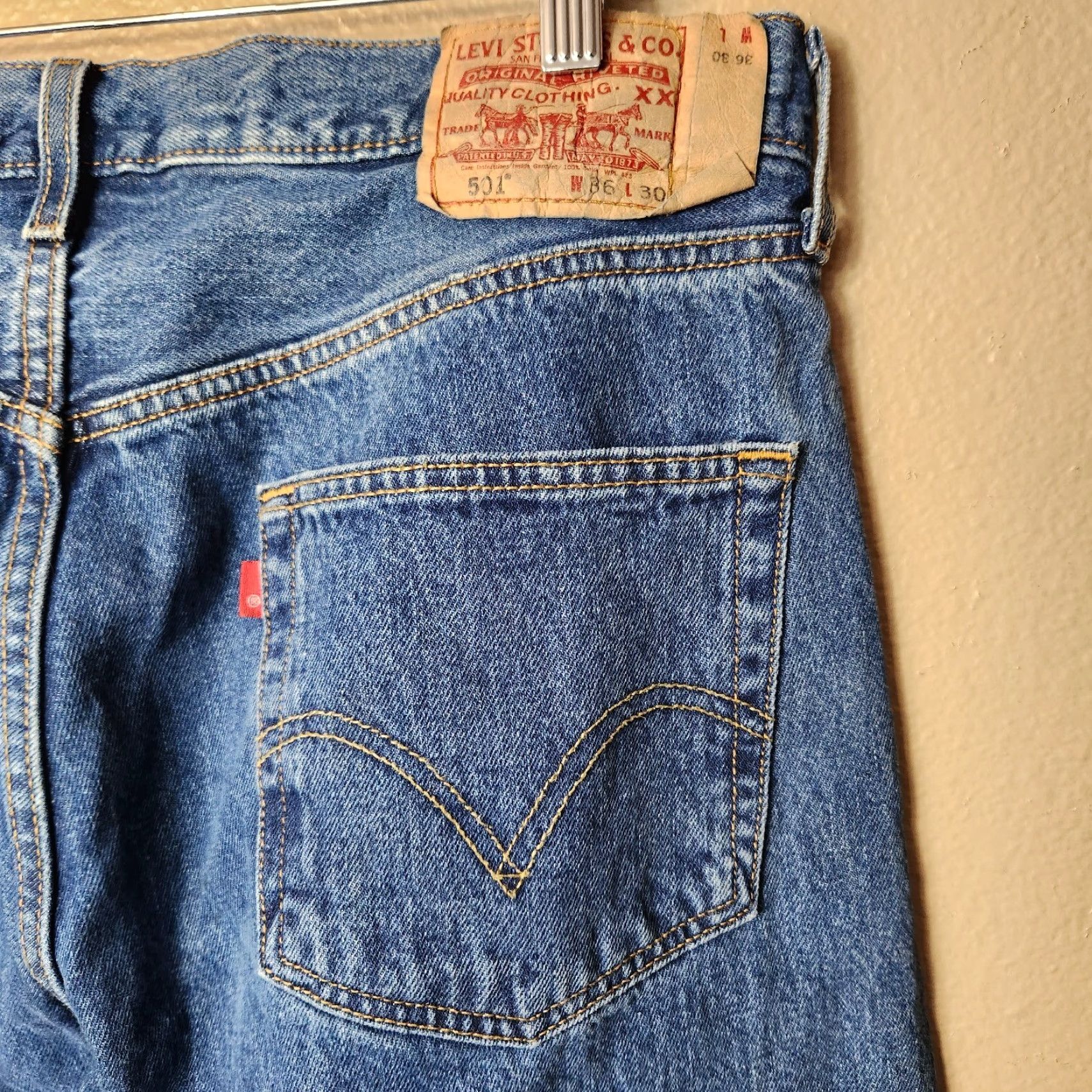 Levi's VINTAGE Levi's Jeans 501 Button Fly Medium Wash Straight Mens 36x30 Blue Denim Regular Inseam 30s 90s Moda? Size US 36 / EU 52 - 6 Thumbnail