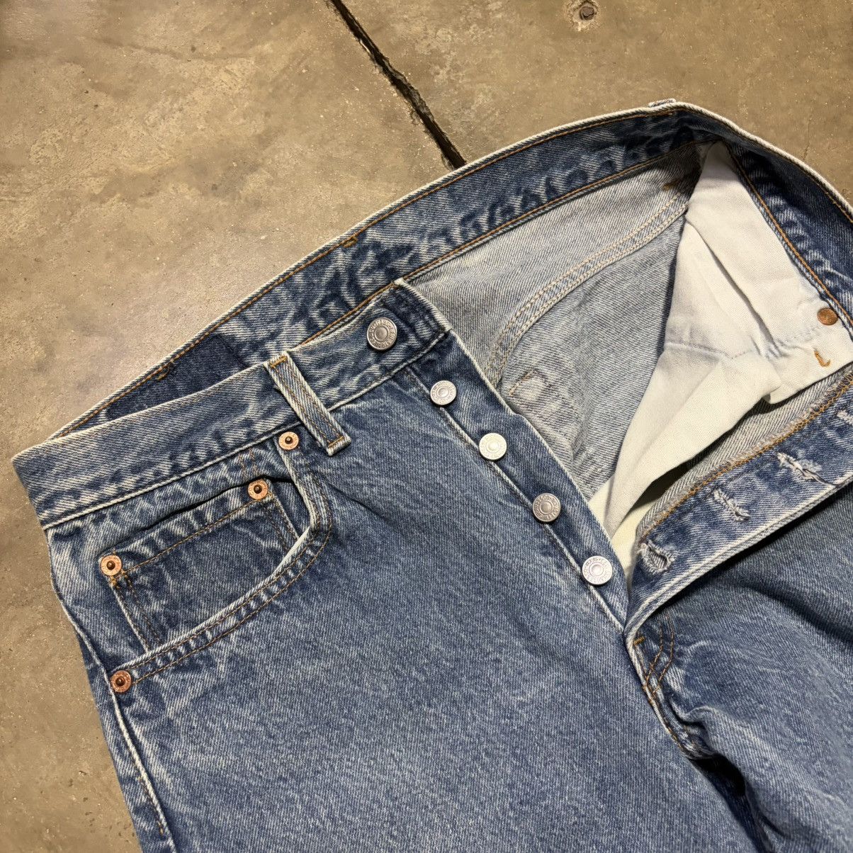 Levi's Vintage Levis 501 Jeans Button Fly Fade Washed Denim 90s USA Size US 31 - 8 Thumbnail