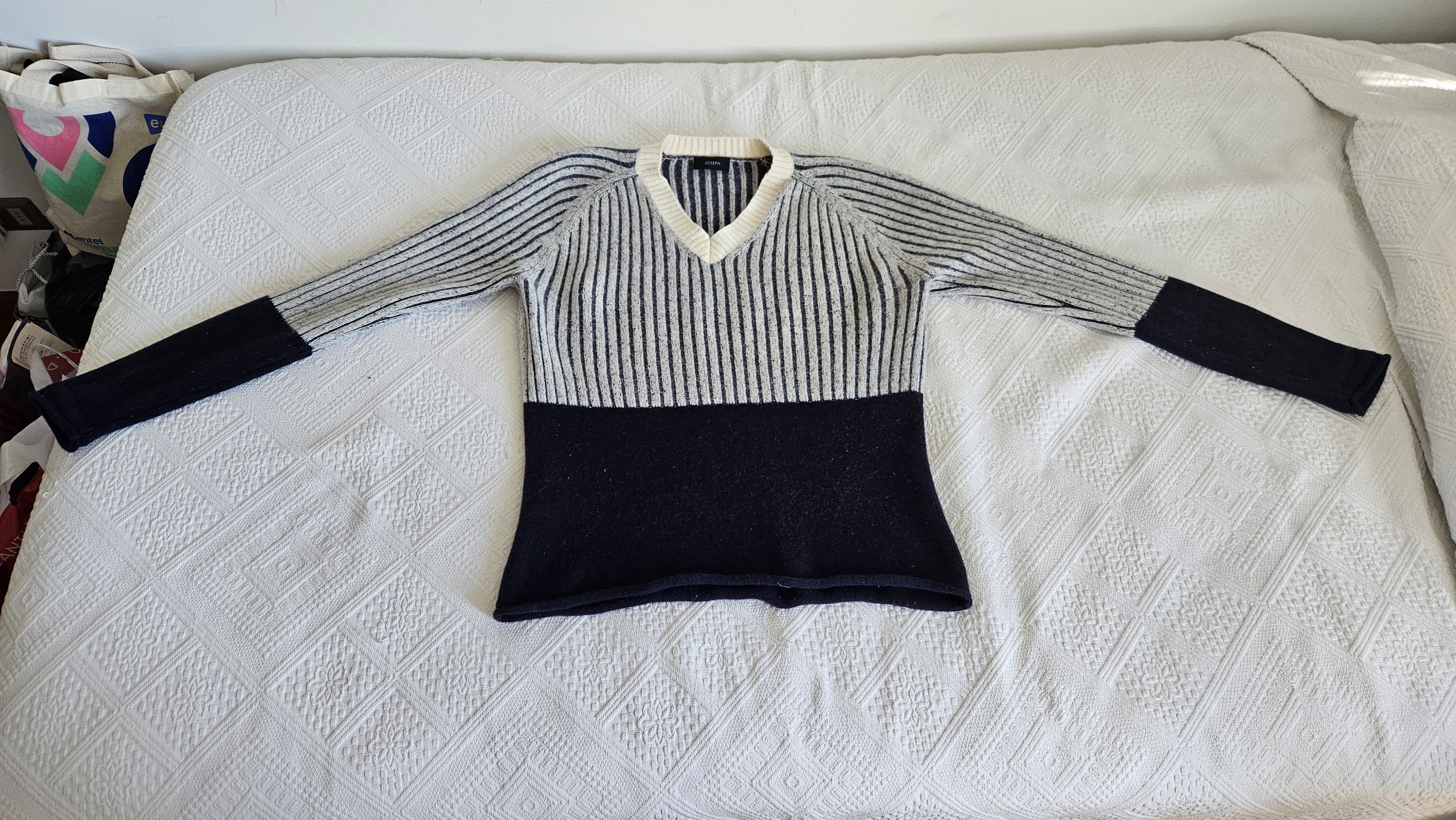 Joseph Joseph wool v neck sweater Size US M / EU 48-50 / 2 - 1 Thumbnail